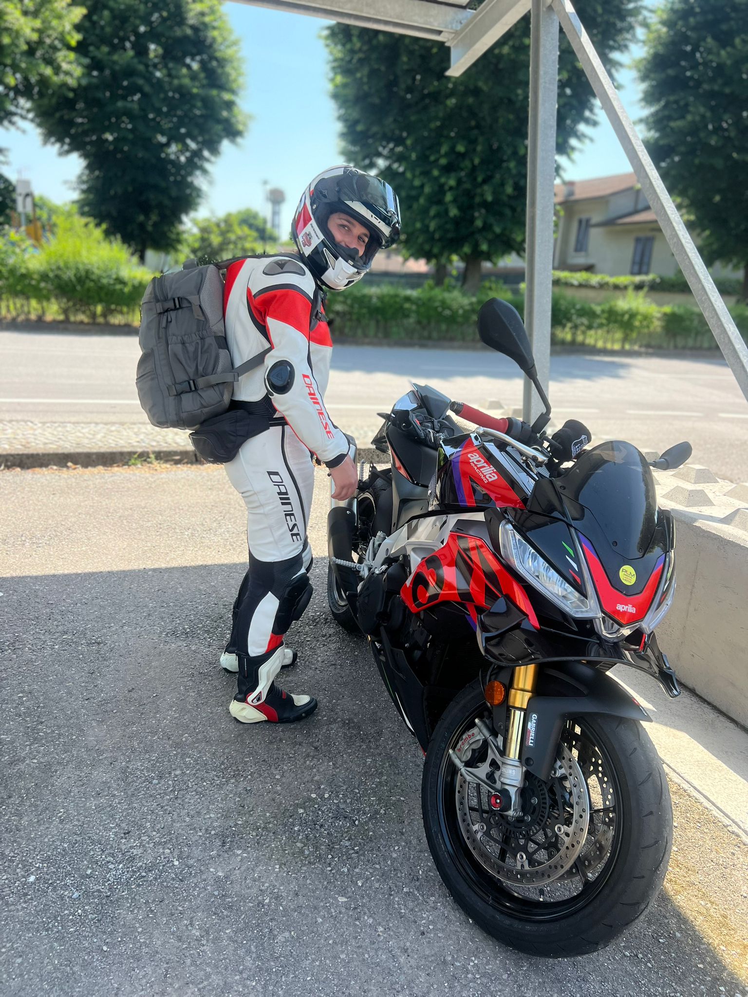 Elisa e la Tuono V4 nel parcheggio