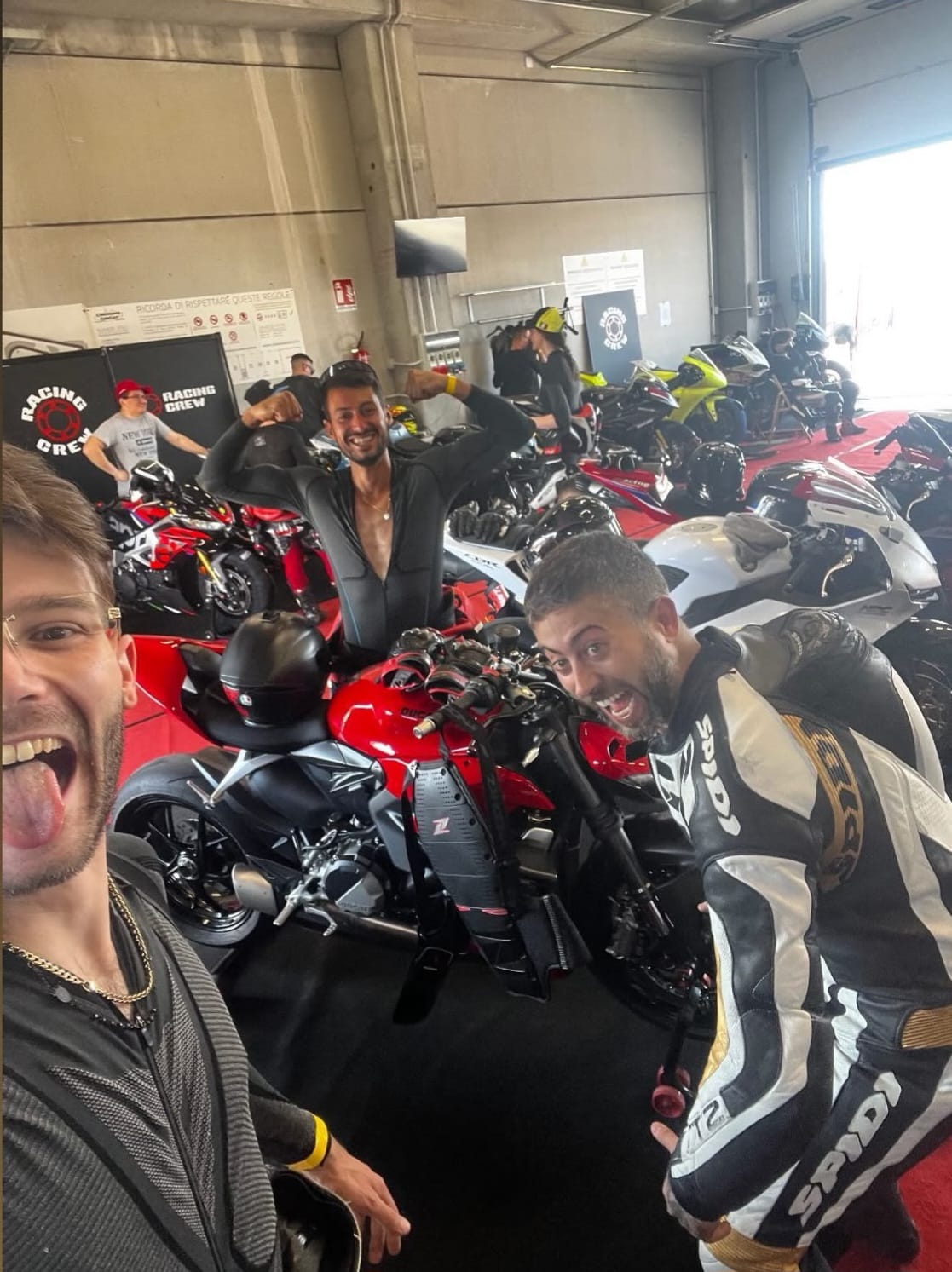 Matteo Perego e la crew nel box a Cremona